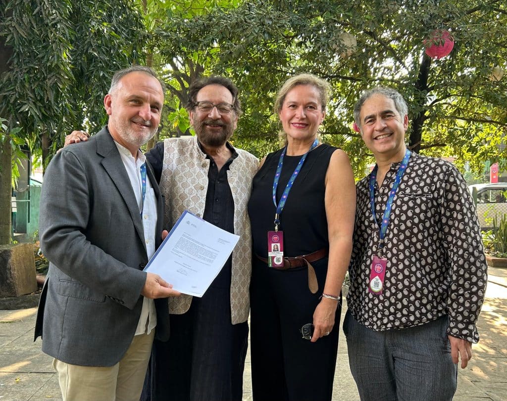 Entrega de la carta firmada por el ICAA a Mr. Shekhar Kapur, director del festival