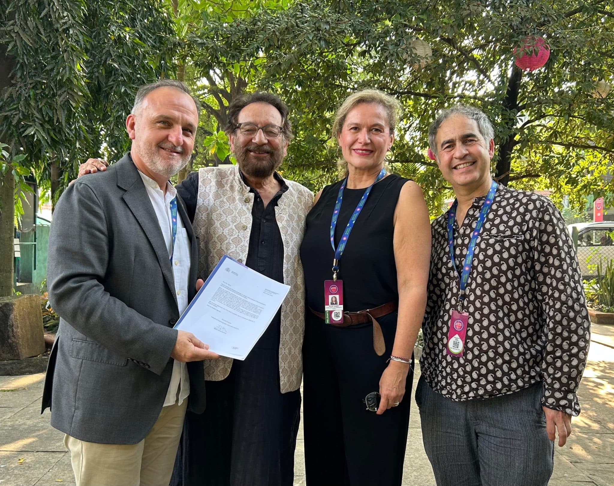 Entrega de la carta firmada por el ICAA a Mr. Shekhar Kapur, director del festival